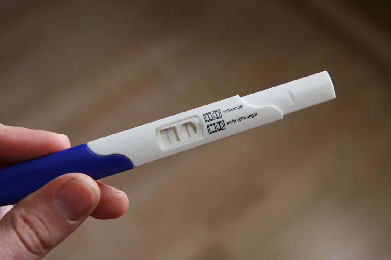 Test ciążowy z dwoma kreskami, sugerujący ciążę biochemiczną.