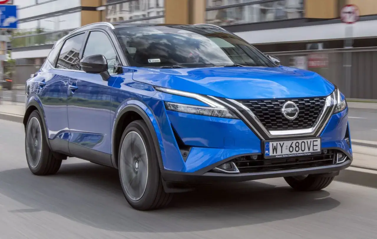 Niebieski Nissan Qashqai w ruchu. Czy silnik 1.3 DIG-T ma wady? Ten SUV na polskich drogach budzi zainteresowanie.