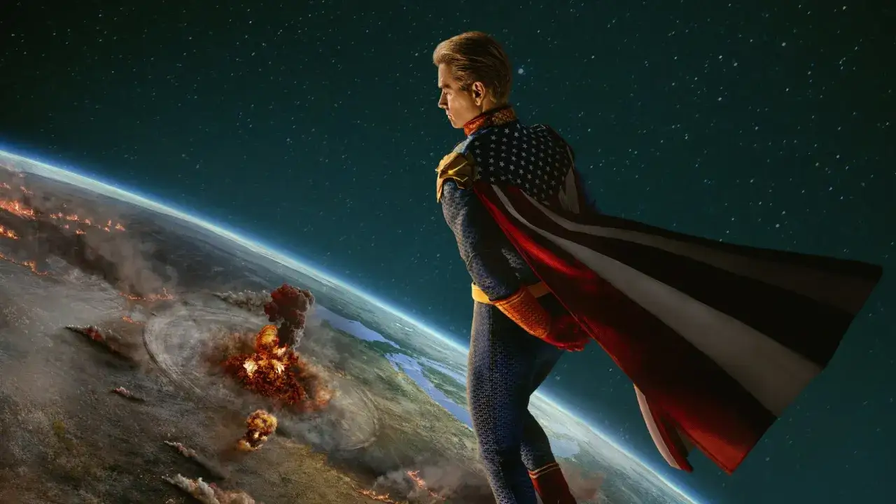 Homelander plane au-dessus d'une Terre dévastée par des explosions. La date de sortie de The Boys saison 5 reste un mystère.