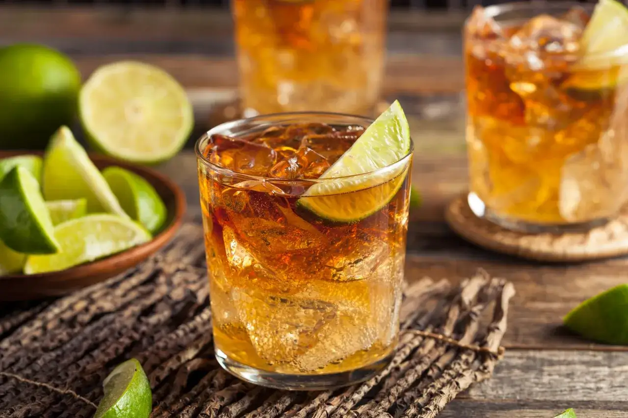Whisky ze Spritem drink w szklance z lodem i limonką