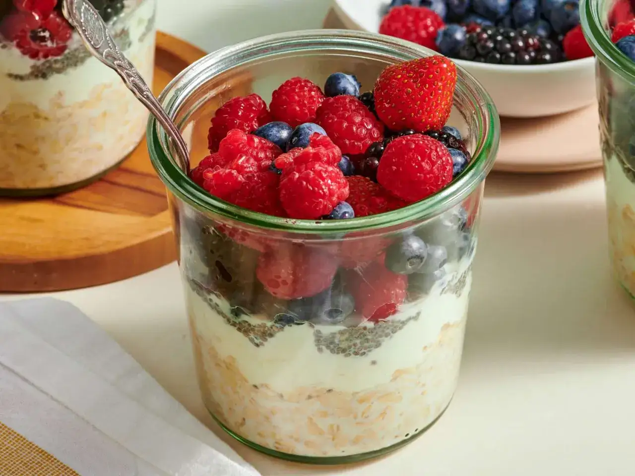 Ein Glas Overnight Oats mit Beeren. Haferflocken machen dick und sind eine tolle Basis für ein sättigendes Frühstück.