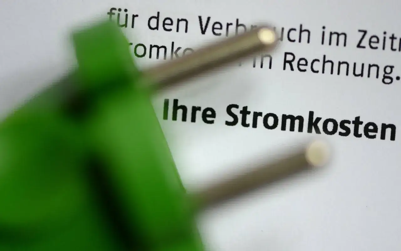 Grüner Stecker über Text