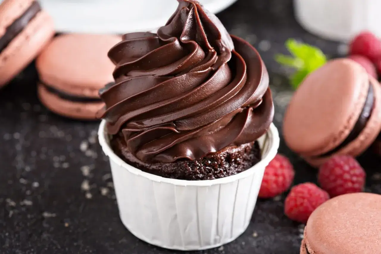 Un cupcake au chocolat noir, garni d'une ganache onctueuse. Parfait pour une recette ganache chocolat noir.