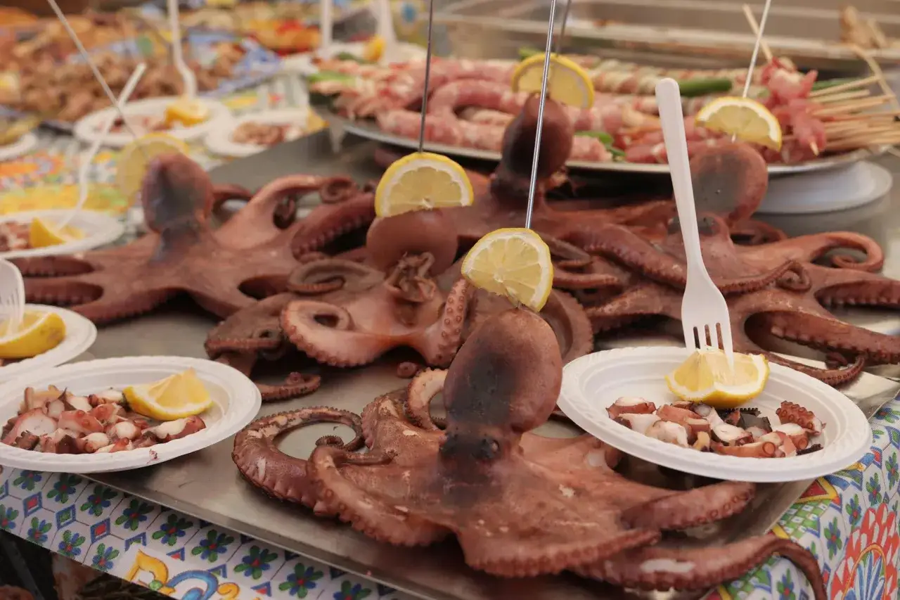 Ośmiornice na talerzach z cytryną, gotowe do spożycia. Czy warto odwiedzić Palermo dla takich smaków? Zdecydowanie tak!