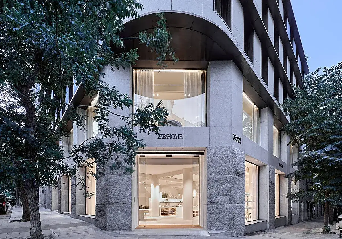Fachada de Zara Home, una de las tiendas del grupo Inditex, con grandes ventanales y entrada acristalada.