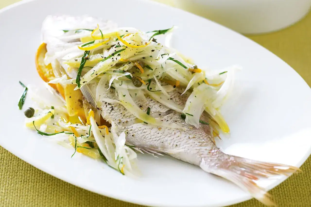 Un filet de julienne aux agrumes et aux câpres, une assiette fraîche et colorée.