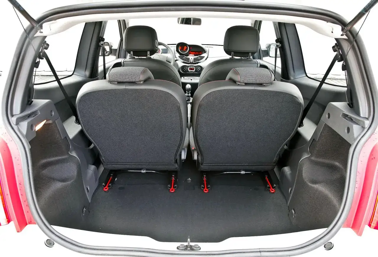 Wnętrze Renault Twingo 2 z widokiem na tylne siedzenia i bagażnik.