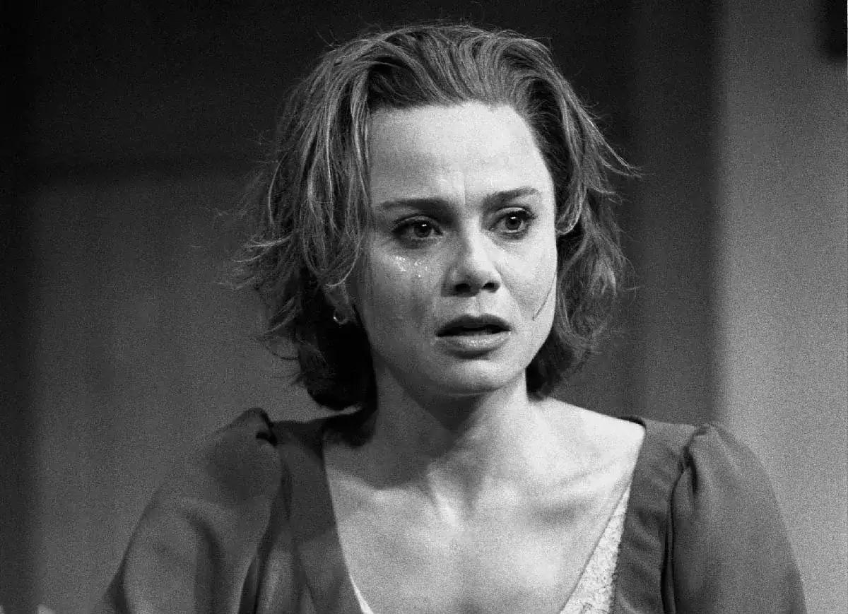 En n&auml;rbild av Lena Olin med t&aring;rar i &ouml;gonen, en k&auml;nslosam scen fr&aring;n filmer med Lena Olin.