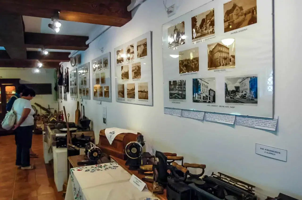 W muzeum ziemi usteckiej oglądamy stare fotografie i przedmioty codziennego użytku, jak maszyny do szycia i żelazka.