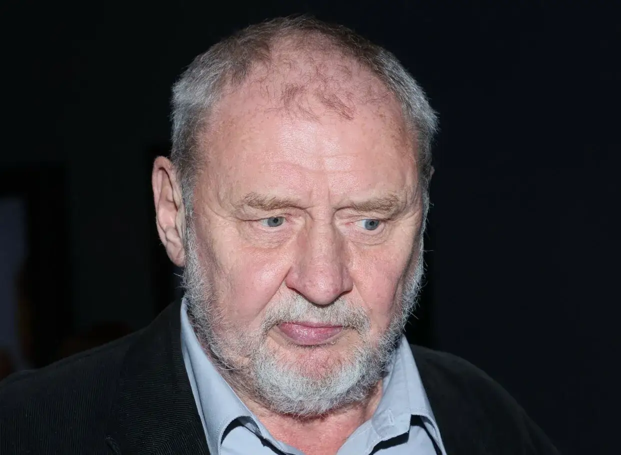 Portret Andrzeja Grabowskiego, aktora znanego z roli Ferdynanda Kiepskiego. Zastanawiasz się, andrzej grabowski ile ma lat?