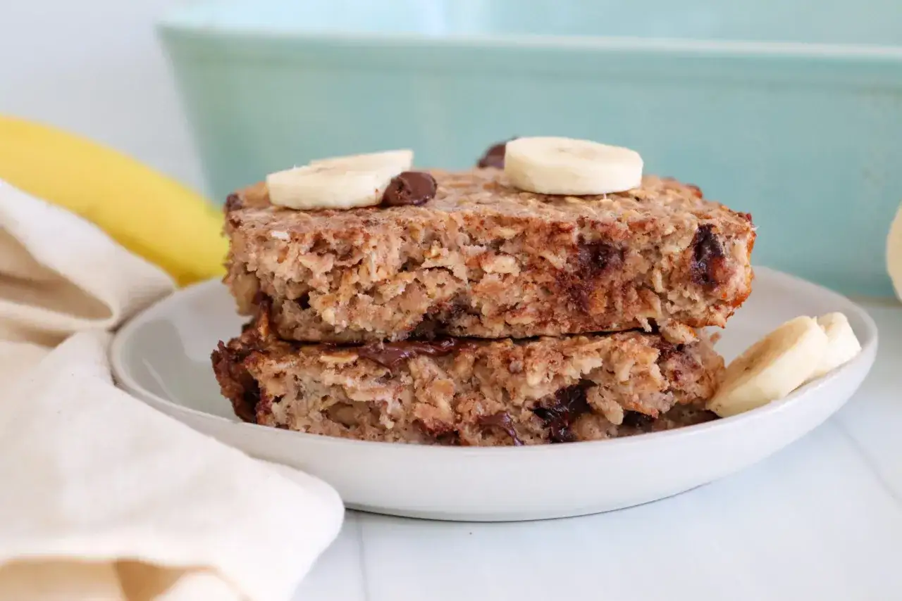 Gestapelte Bananen-Haferflocken-Riegel mit Schokost&uuml;ckchen und Bananenscheiben. Eine gesunde Option, die sich fragt, wie viel Protein hat eine Banane.