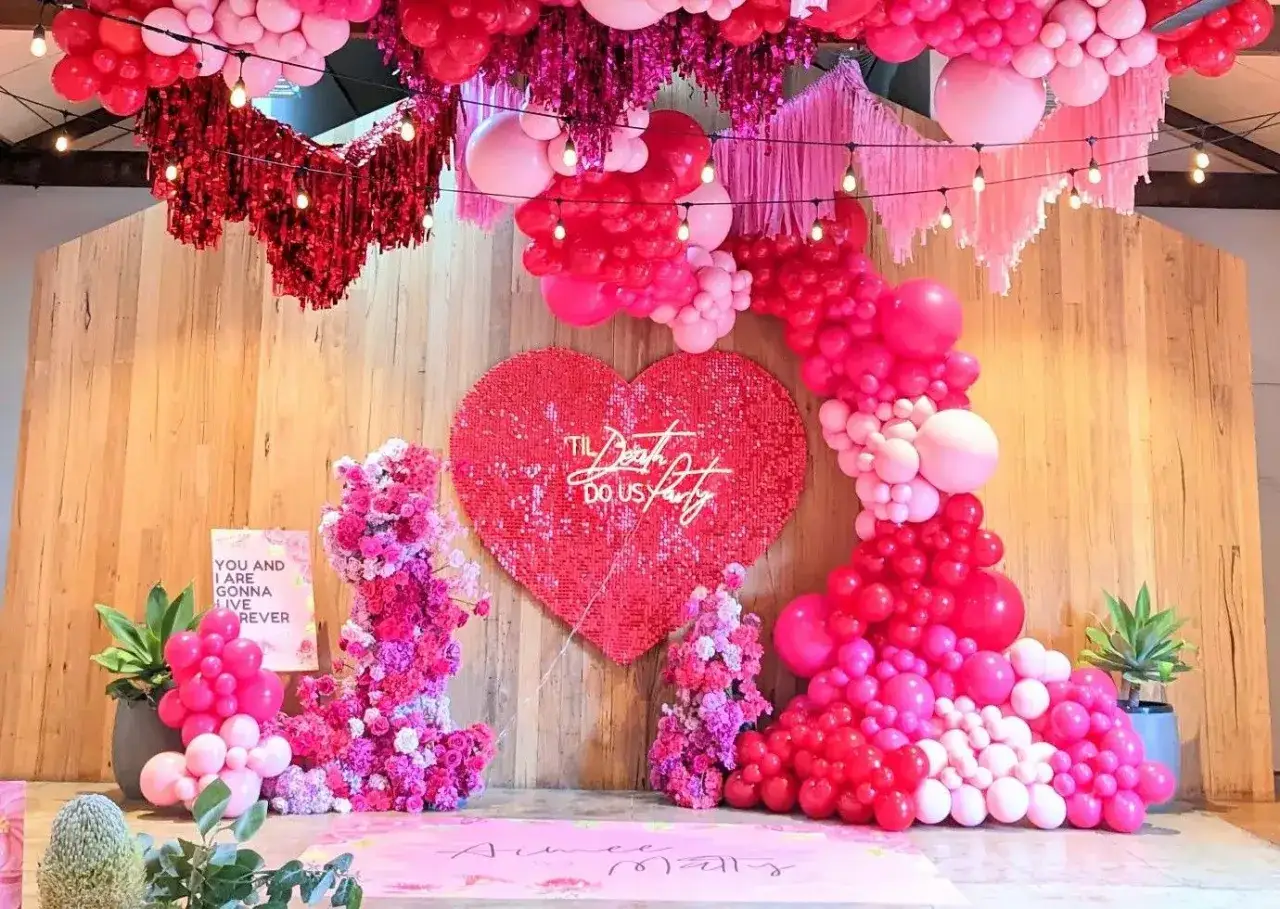 Espectacular decoracion barra libre boda con arco de globos rosas y rojos, coraz&oacute;n de lentejuelas y flores. &iexcl;Fiesta hasta el amanecer!