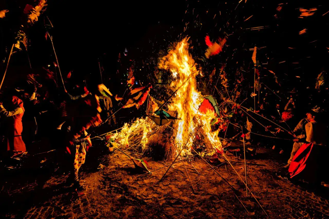 Fiamme danzanti e scintille illuminano la notte di Castignano. La gente, con i suoi colorati