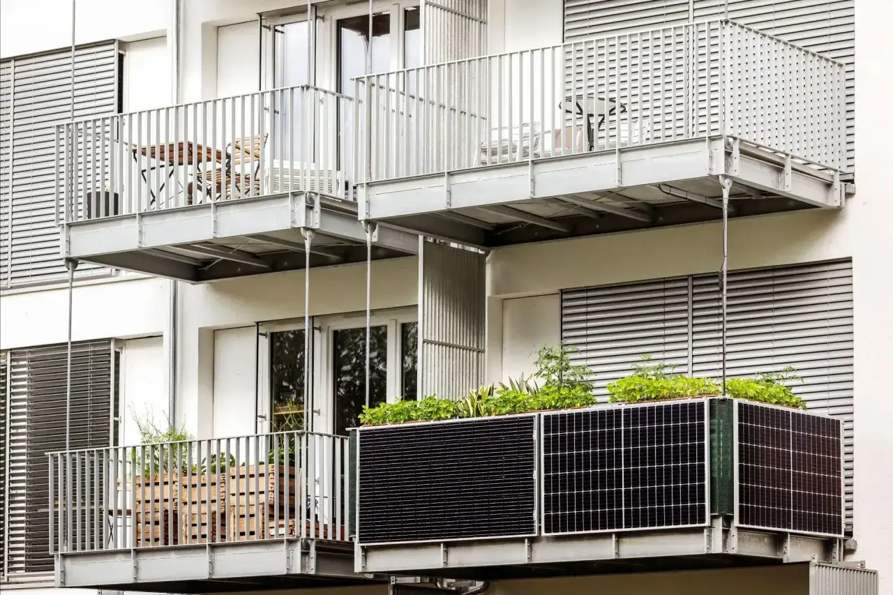 Balkon z zielenią i panelami fotowoltaika plug and play. Proste i ekologiczne rozwiązanie dla domu.