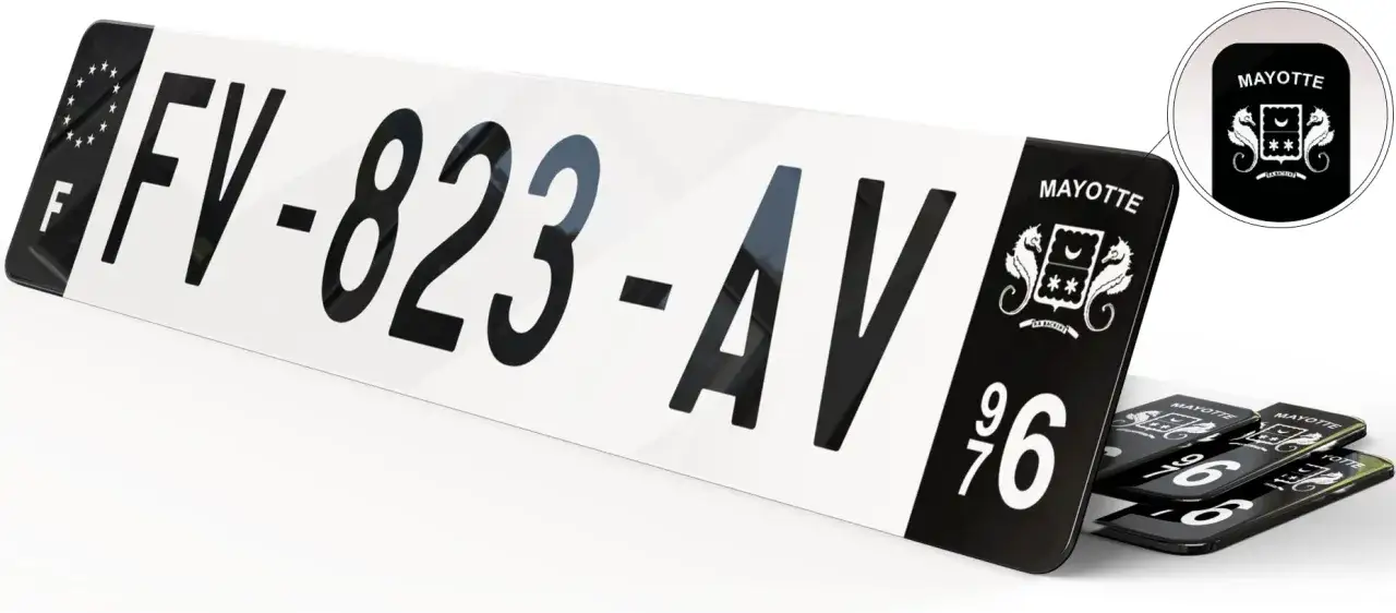 Plaque d'immatriculation noire de Mayotte, FV-823-AV, avec un emblème et le numéro 976. Une amende pourrait être liée à une plaque illisible.