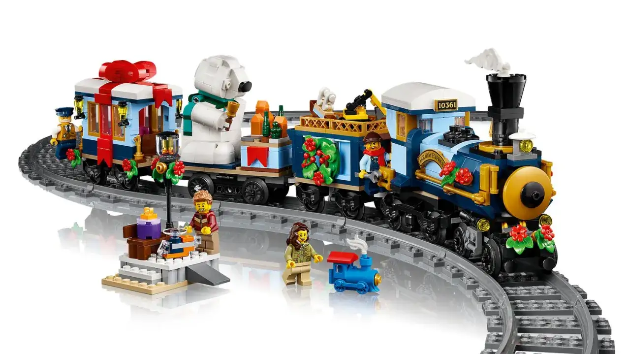 Der LEGO Weihnachtsexpress f&auml;hrt mit Figuren, Geschenken und einem Eisb&auml;ren durch die Winterlandschaft.