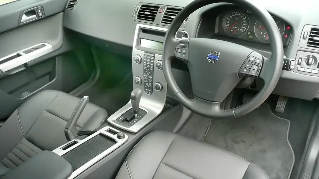 Wnętrze Volvo V50 1.6 diesel: skórzana tapicerka, automatyczna skrzynia biegów, kierownica z przyciskami.