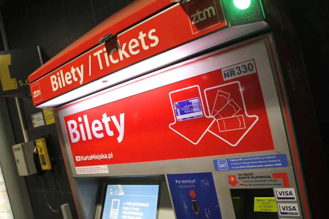 Automat do biletów ZTM w Warszawie. Dowiedz się, jak kupić bilet na metro, korzystając z tego urządzenia.