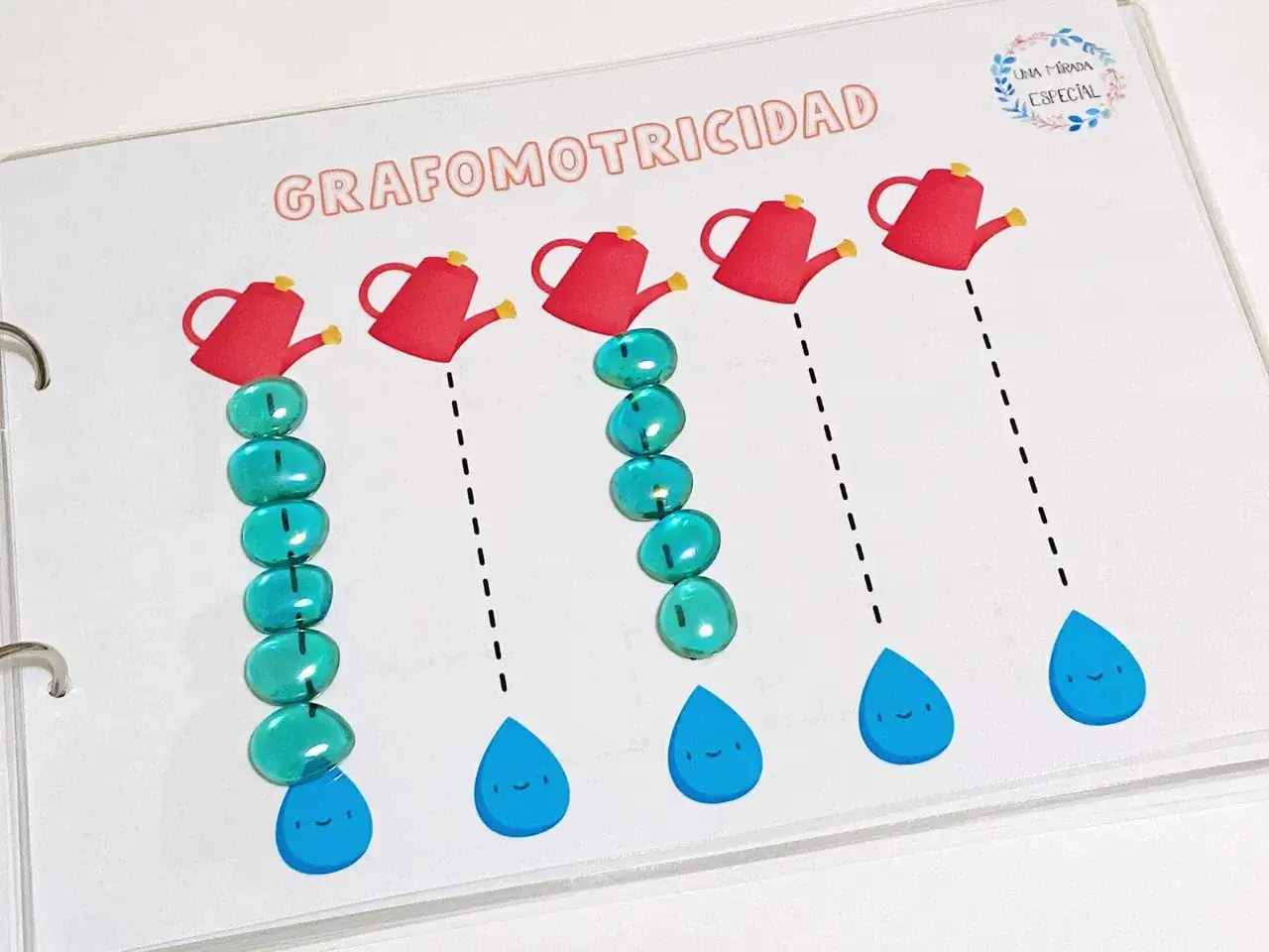 P&aacute;ginas de grafomotricidad divertida con regaderas rojas y gotas de agua sonrientes. &iexcl;Aprende a trazar l&iacute;neas!
