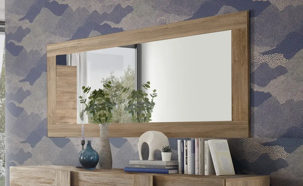 Un grand miroir en bois au-dessus d'un buffet, une id&eacute;e pour savoir o&ugrave; mettre un miroir dans une salle &agrave; manger.