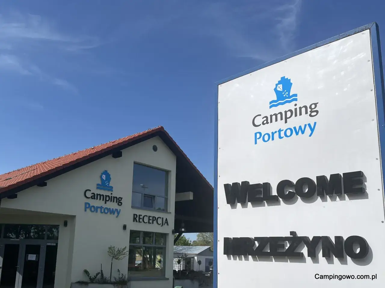 Witamy na Camping Portowy Mrzeżyno! Recepcja i znak powitalny zapraszają do wypoczynku nad morzem.