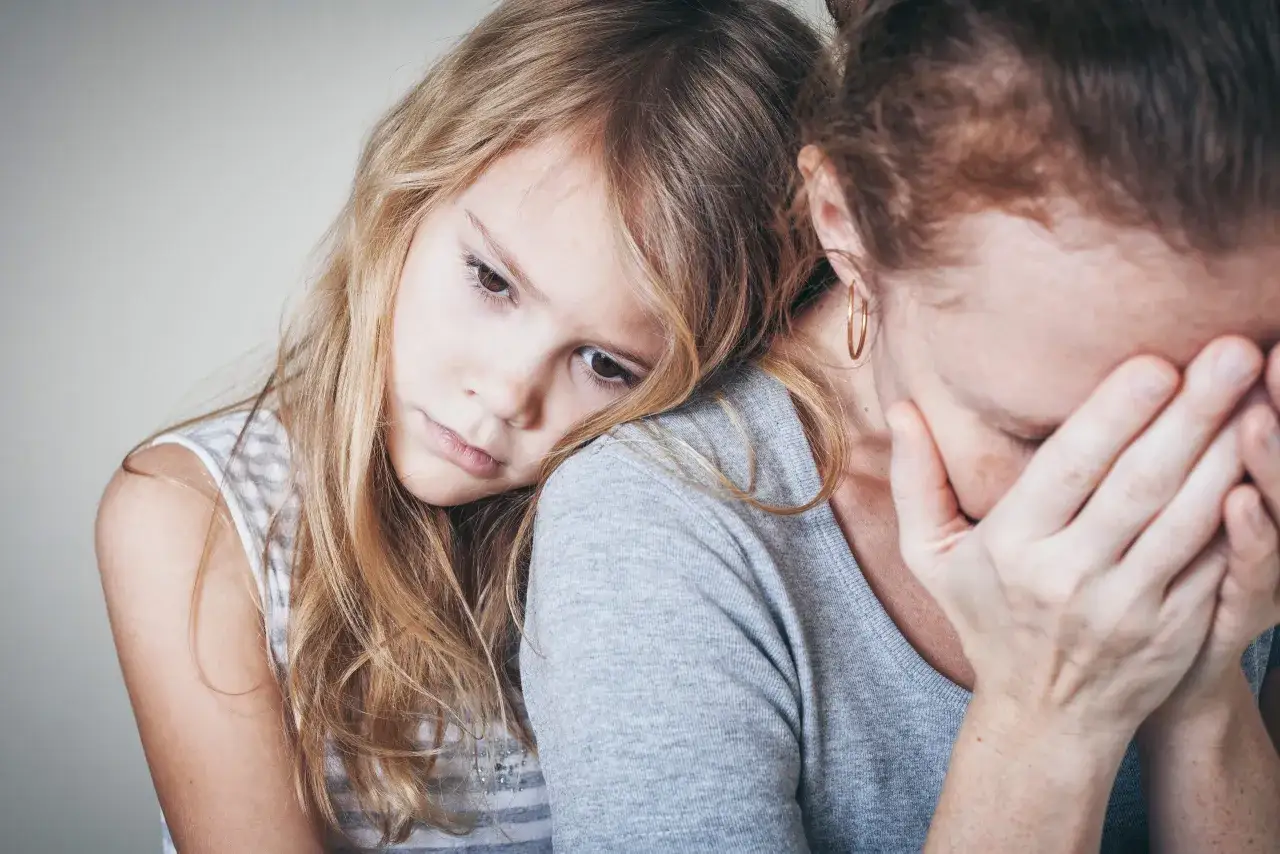 Zmęczona mama tuląca płaczące dziecko