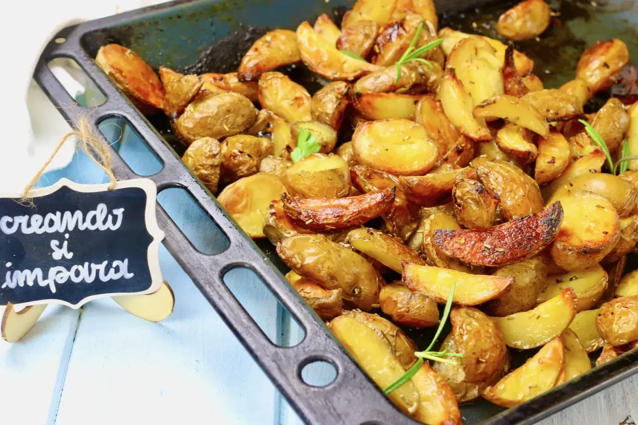 Patate al forno croccanti, dorate e profumate, pronte per essere gustate. Un piatto semplice ma delizioso.