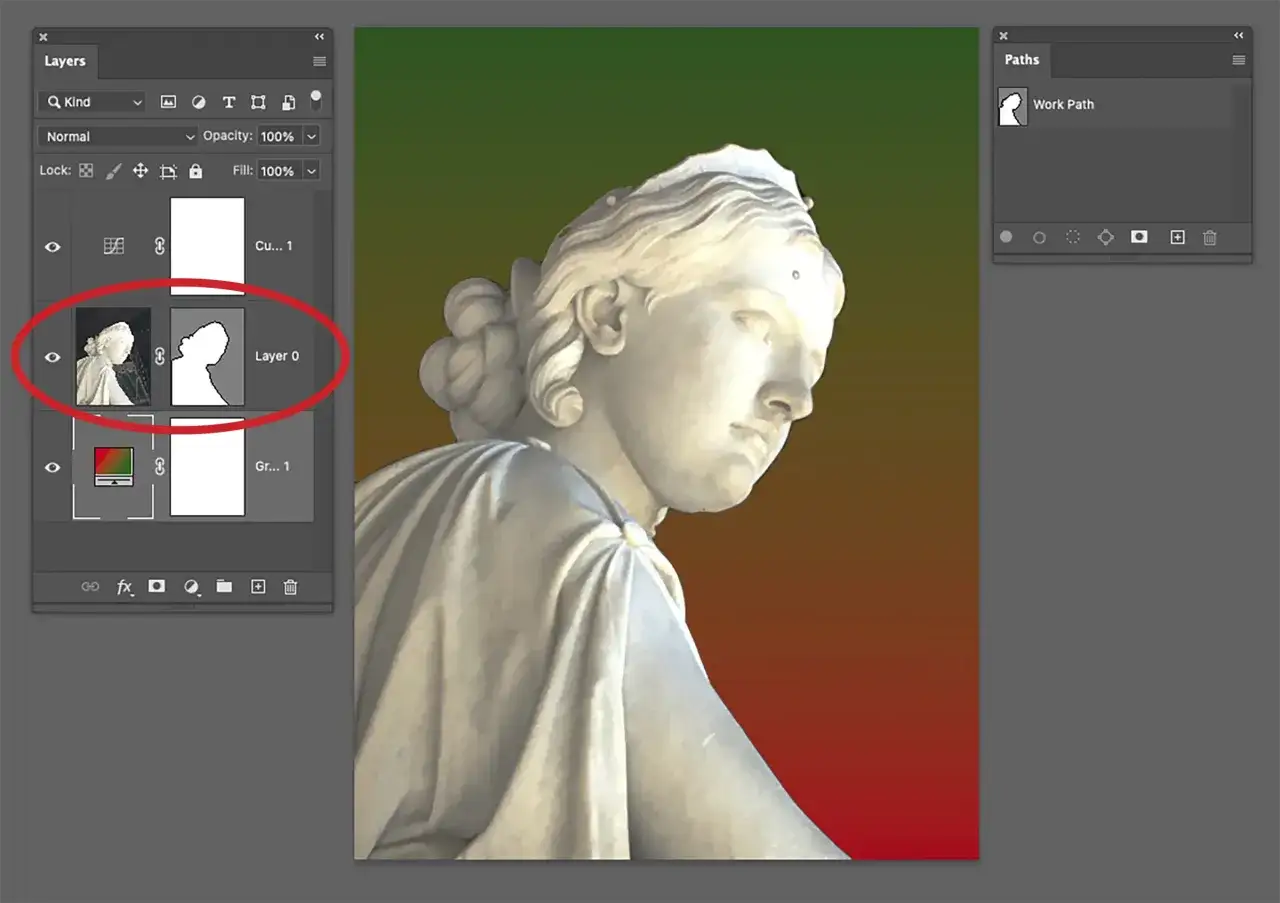 Statua di marmo su sfondo sfumato, con pannello livelli di Photoshop che mostra la maschera di livello Photoshop per isolare la statua.