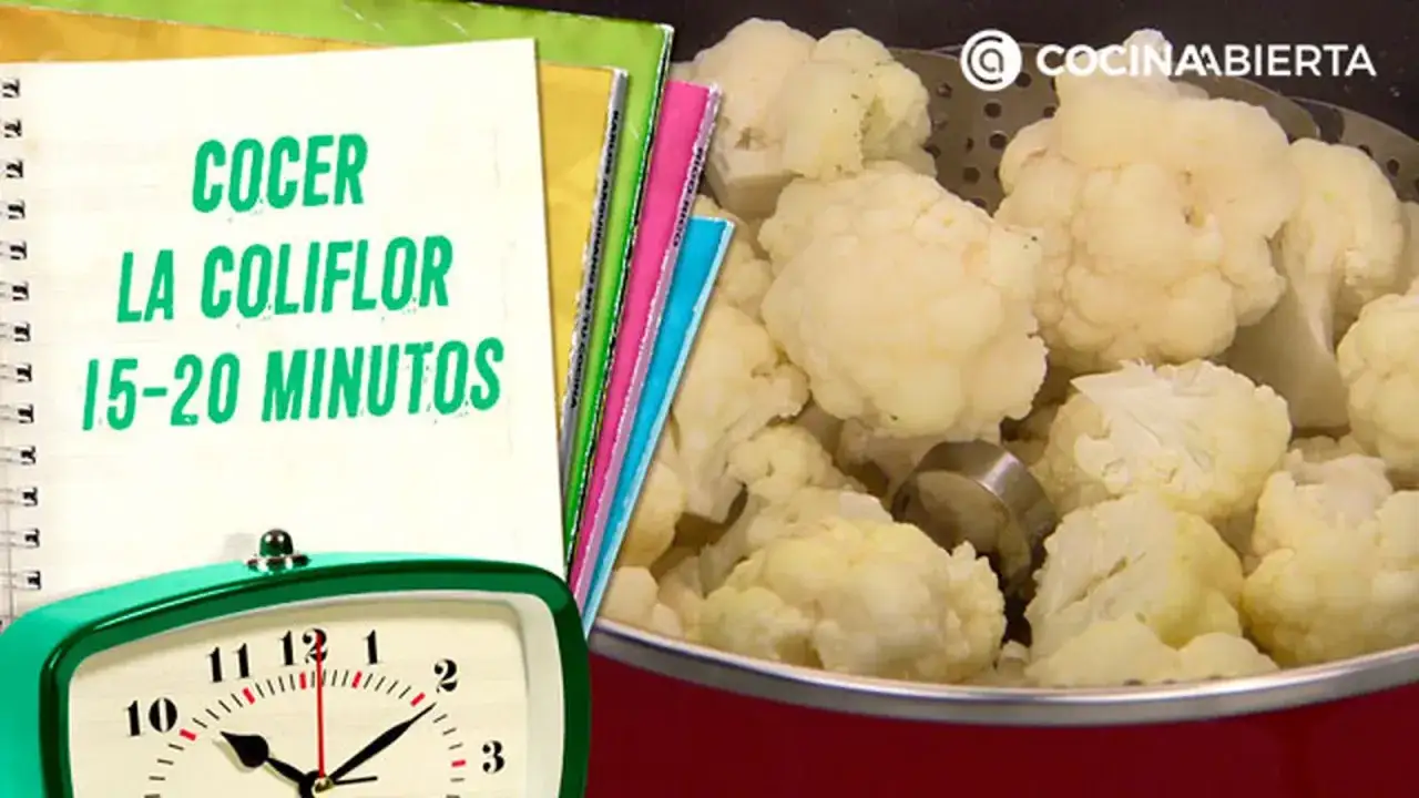 Coliflor cocida en una olla, con un libro de recetas que indica el tiempo de cocci&oacute;n de la coliflor: 15-20 minutos.
