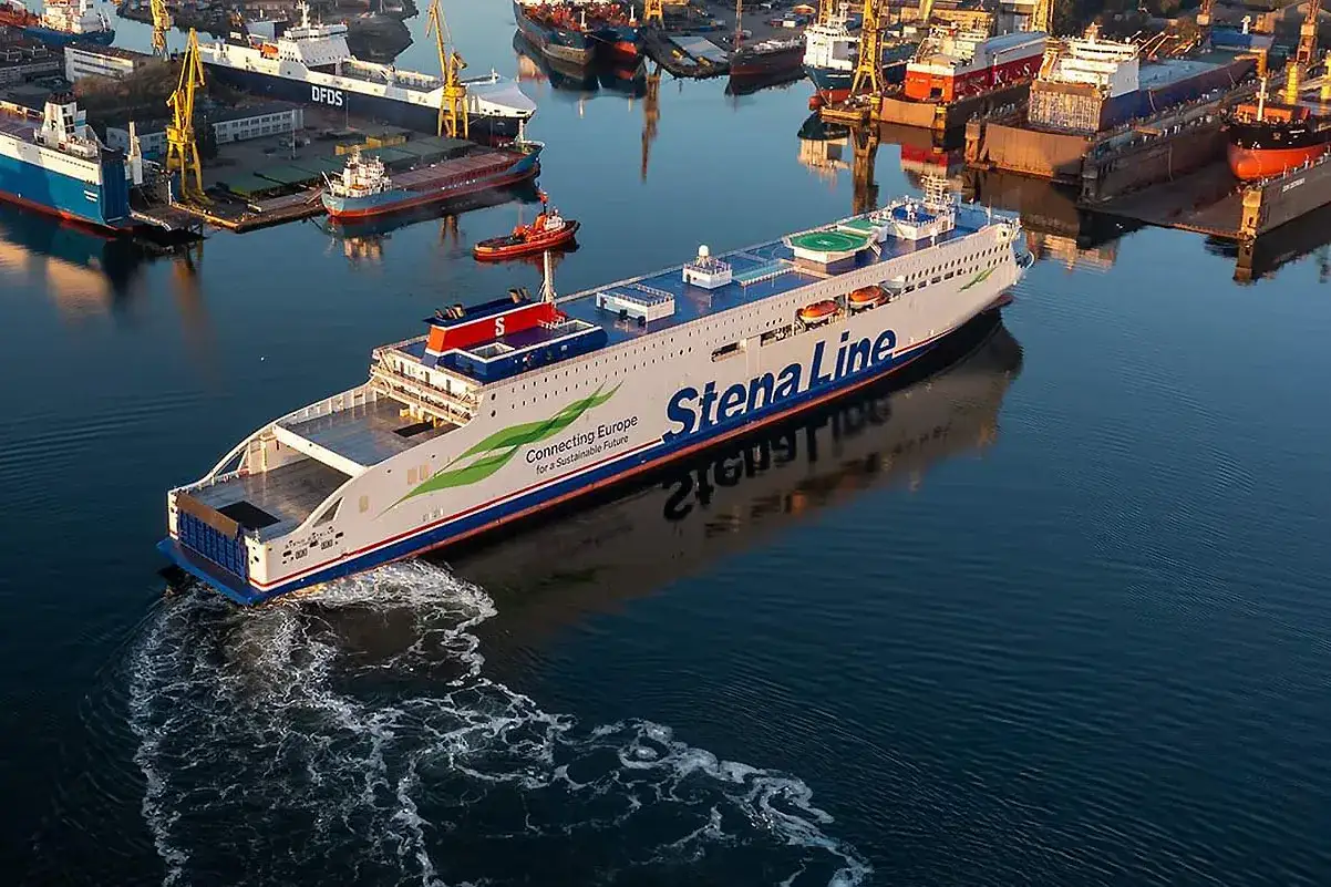 Stena Estelle, nowoczesny prom pasażersko-samochodowy, wypływa z portu, zostawiając za sobą pianę na wodzie.