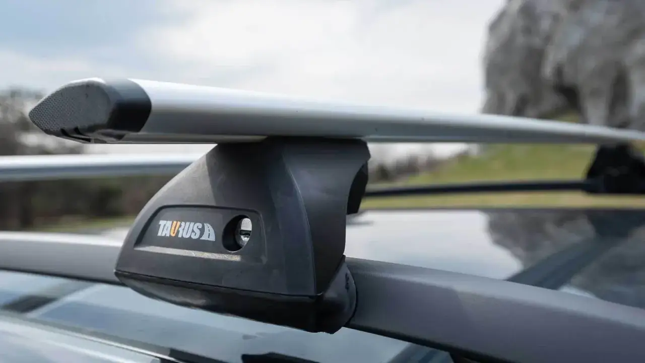 Solidna owiewka bagażnika dachowego Taurus, gotowa na każdą podróż.