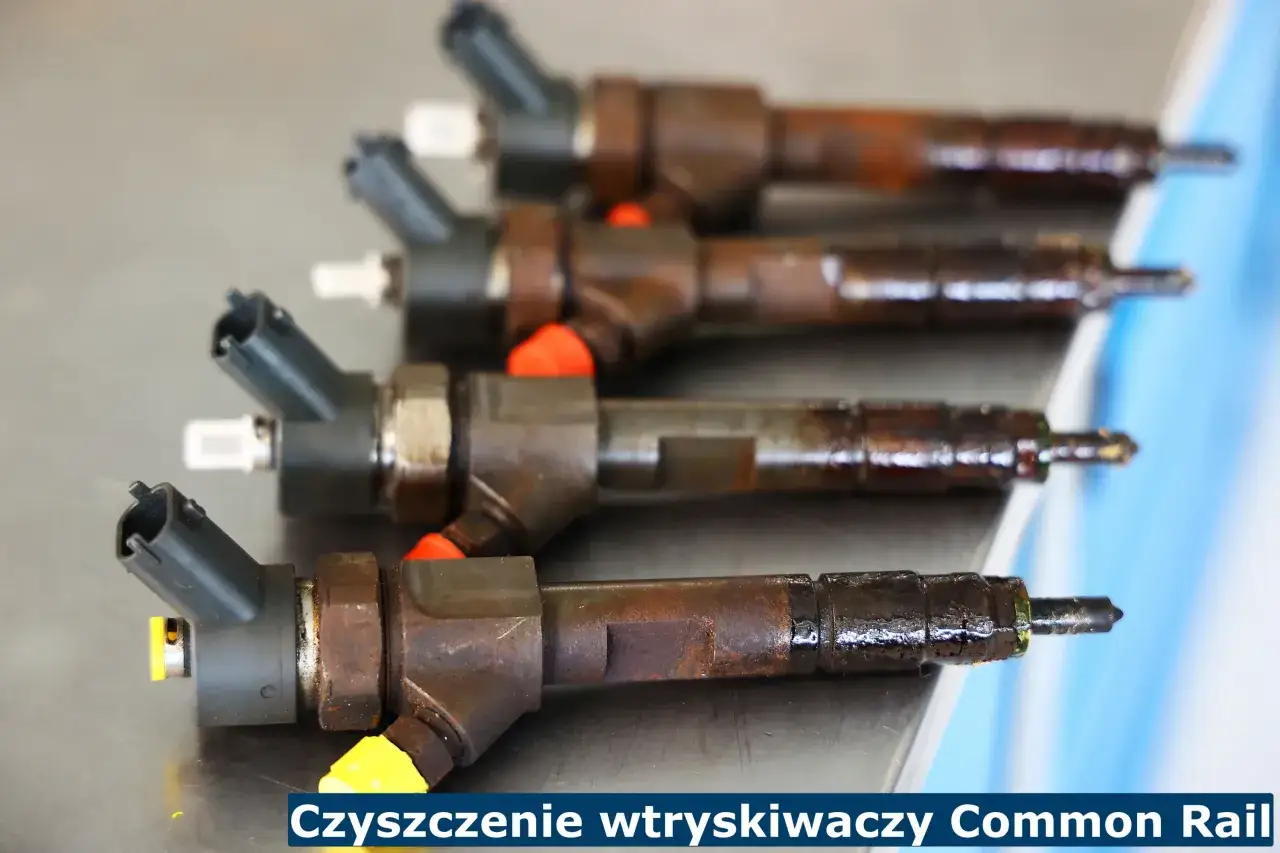 Cztery skorodowane wtryskiwacze Common Rail, które mogą wymagać użycia preparatu do czyszczenia wtrysków diesel.