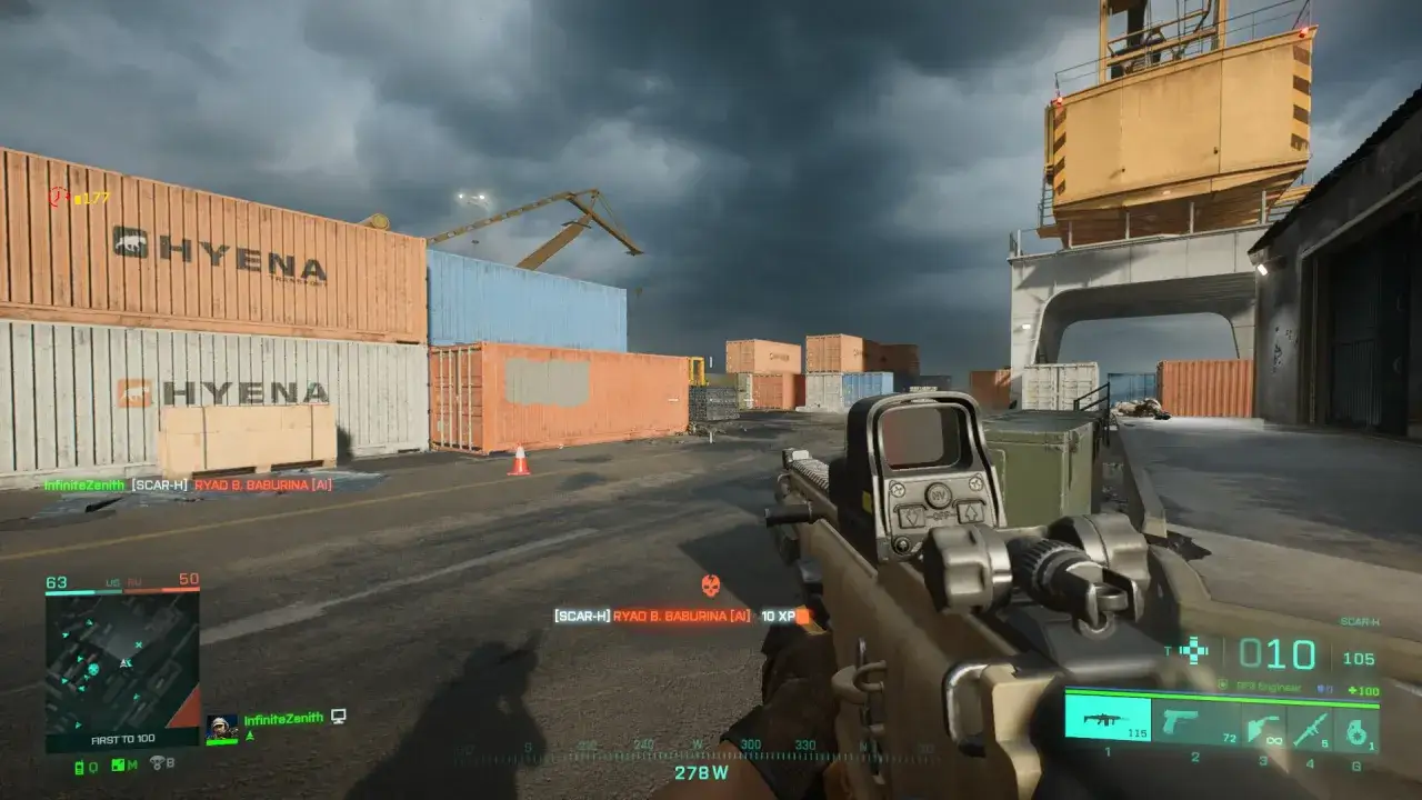 W portowym krajobrazie, pełnym kontenerów, trwa zacięta walka. Gracze w Battlefield 2042 kampanii mierzą się z przeciwnikami, by zdobyć przewagę.