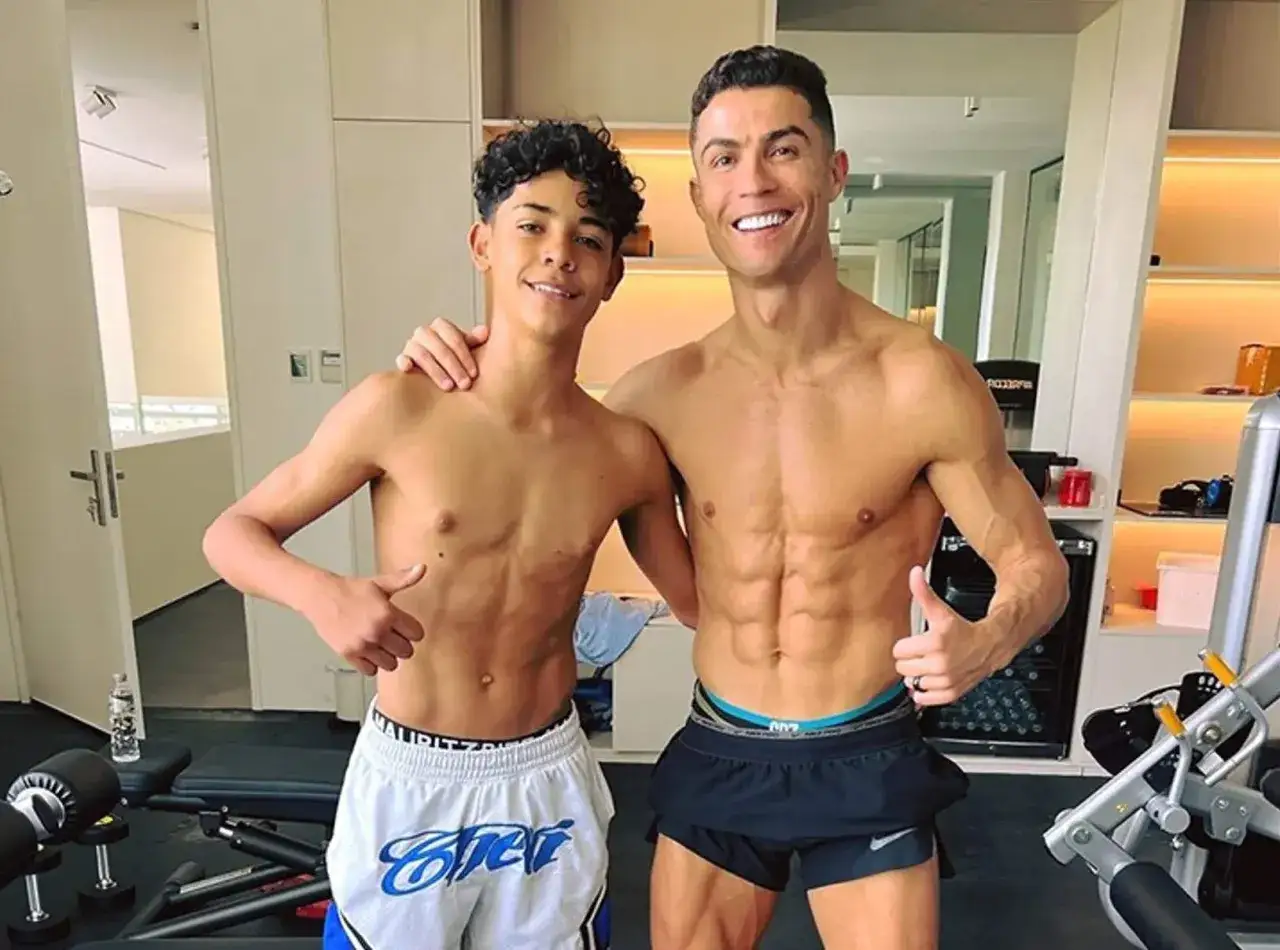 Cristiano Ronaldo z synem, Cristiano Jr. Pokazują imponujące mięśnie brzucha. Widać, że ronaldo jr wzrostem zbliża się do ojca.