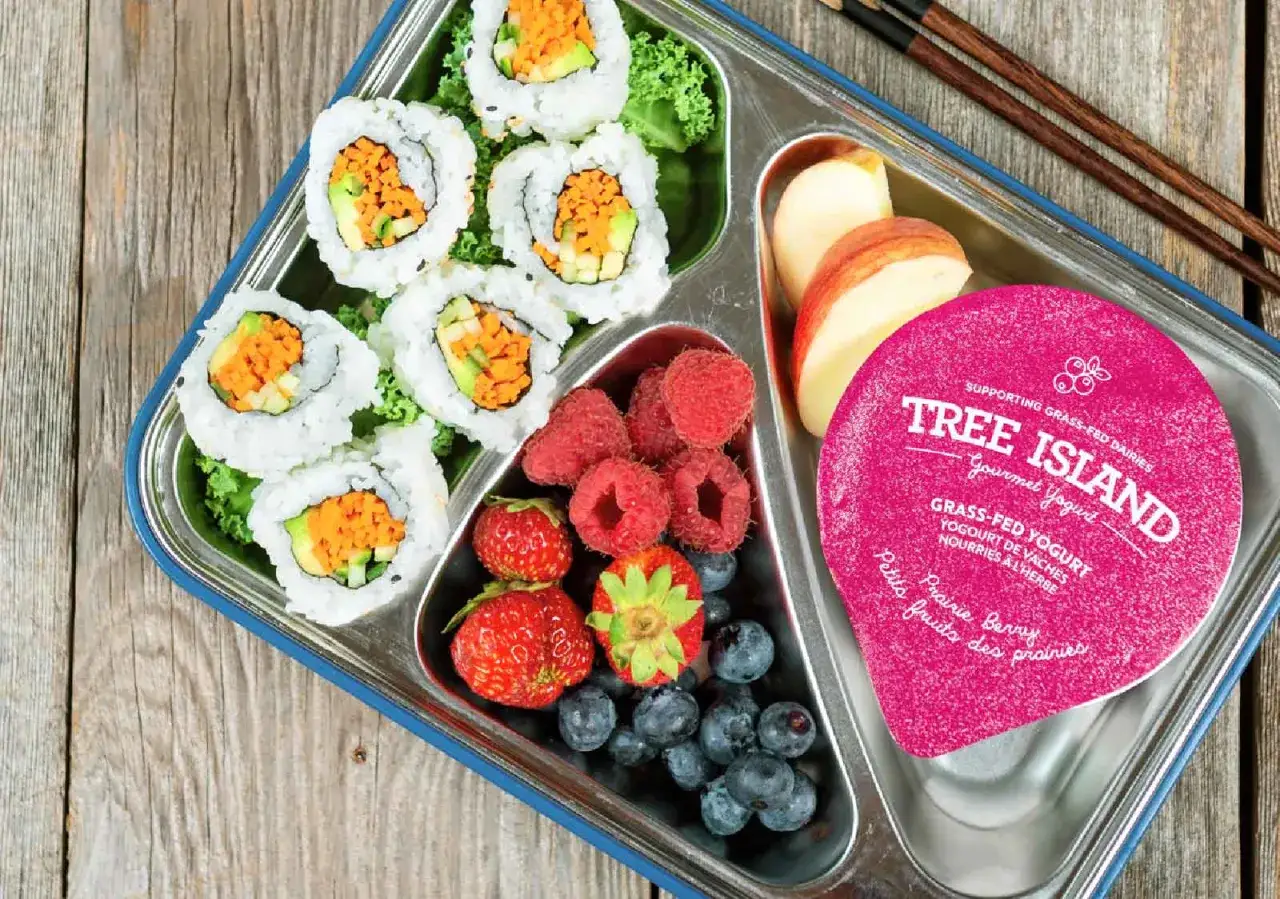 Pyszne przekąski dla dzieci: sushi z warzywami, maliny, truskawki, borówki i jogurt.