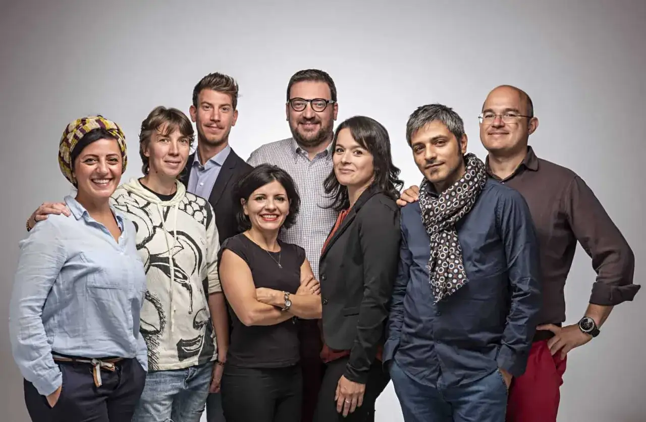 Un gruppo eterogeneo di persone sorride. Un'ispirazione per chi cerca che lavoro fare a 40 anni senza esperienza.