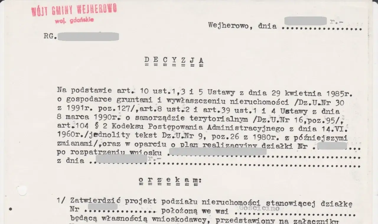 Decyzja podziałowa działki zatwierdzająca projekt podziału nieruchomości.