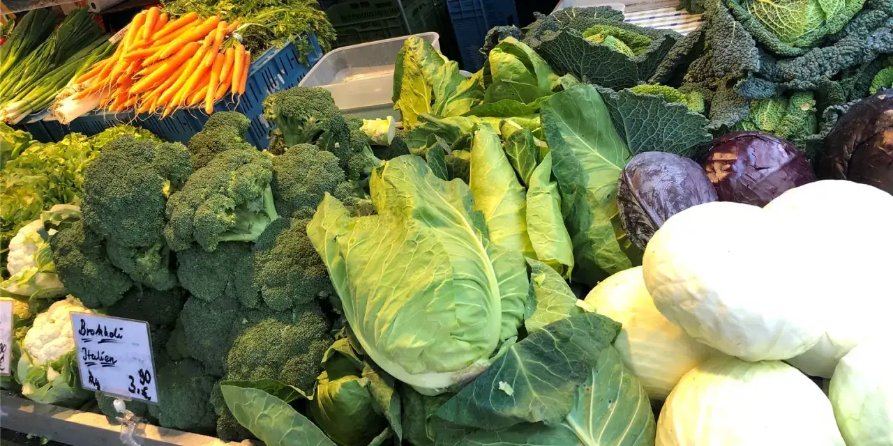 Frischer Spitzkohl und anderes Gem&uuml;se auf einem Marktstand. Die Spitzkohl Saison ist in vollem Gange!