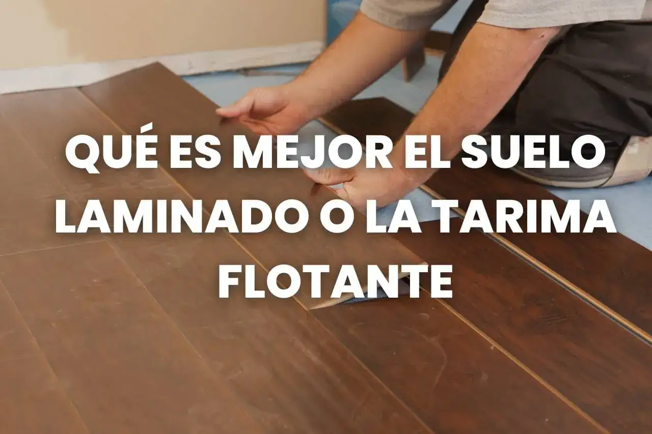 Man installing flooring, comparing diferencia entre suelo laminado y tarima flotante.