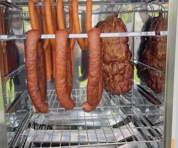 wędzenie kiełbasy w wędzarni