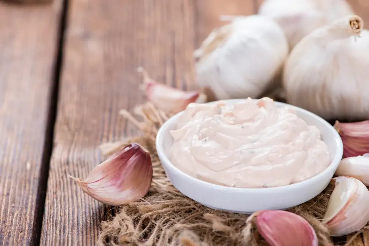 Wegańskie aioli czosnkowe składniki