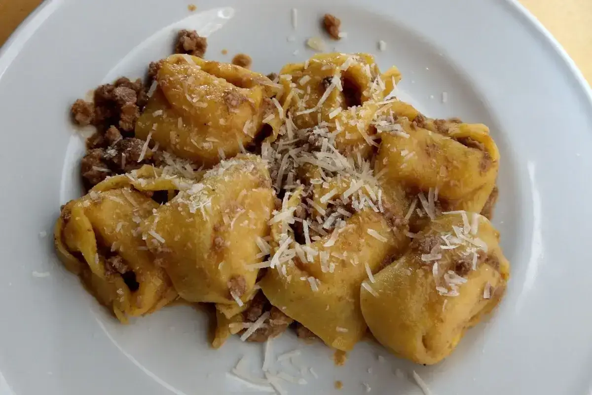 Tortellini fatti in casa con rag&ugrave; e parmigiano, un classico dei ristoranti di Ferrara.