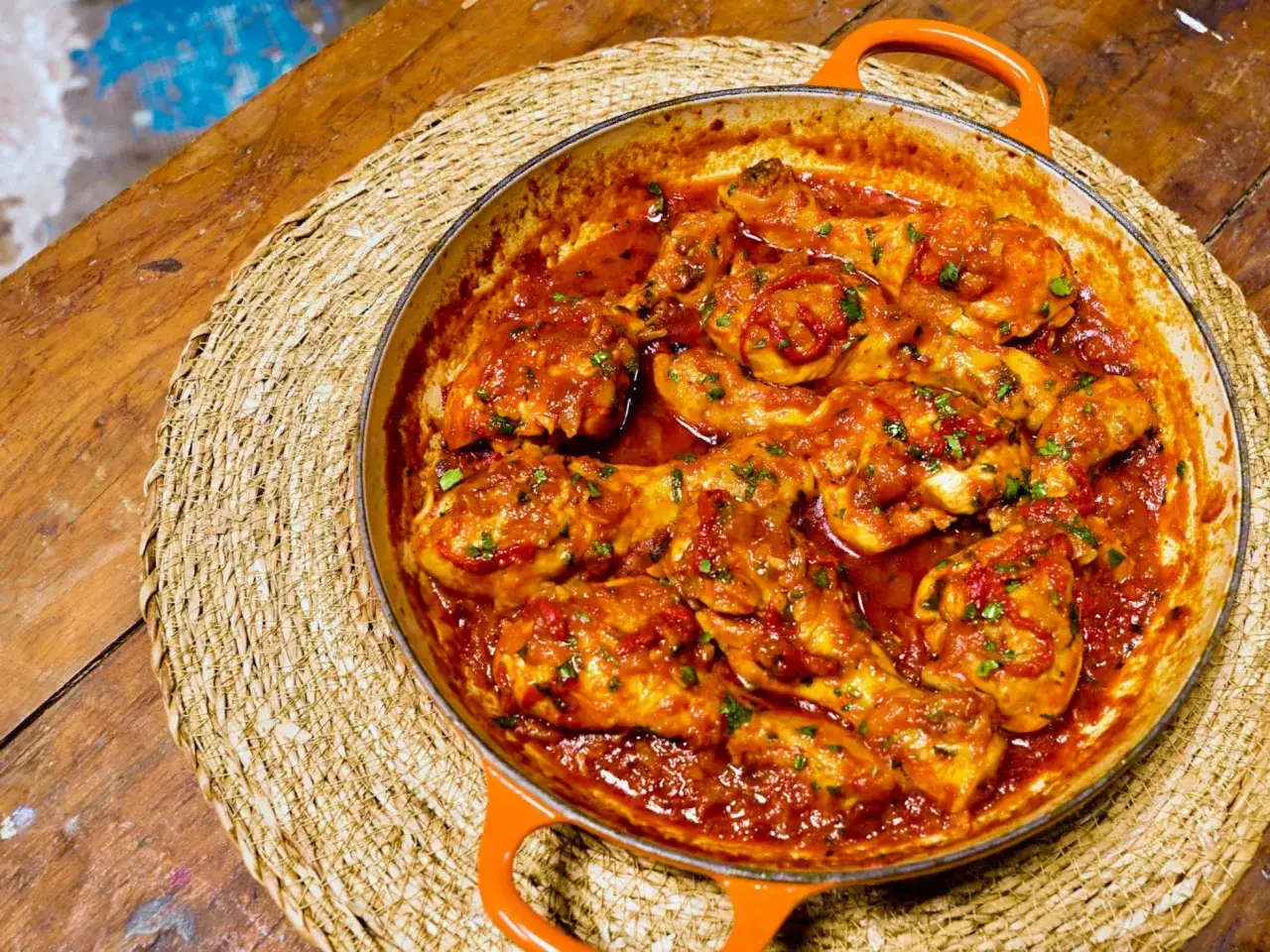 Pollo al chilindrón arguiñano, jugosas piezas de pollo en una rica salsa de tomate y pimientos, listo para servir.