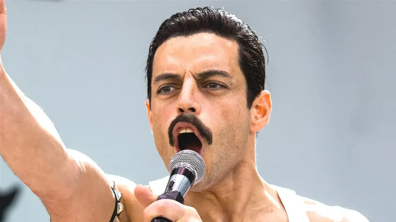 Rami Malek jako Freddie Mercury, śpiewający w 