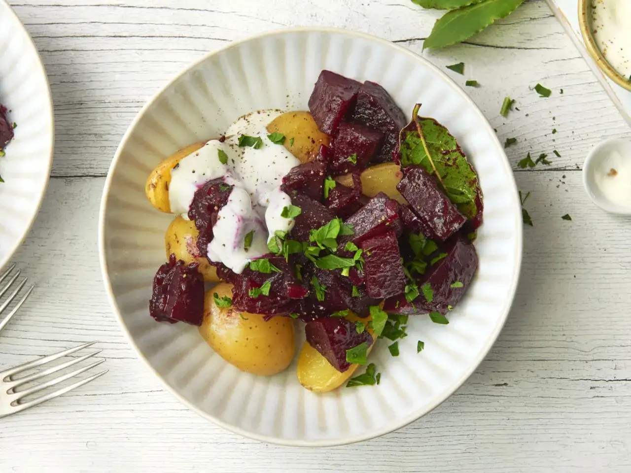 Rote Bete Rezepte Hauptgericht: Würfel aus Roter Bete und kleine Kartoffeln mit einem Klecks Joghurt und Petersilie garniert.