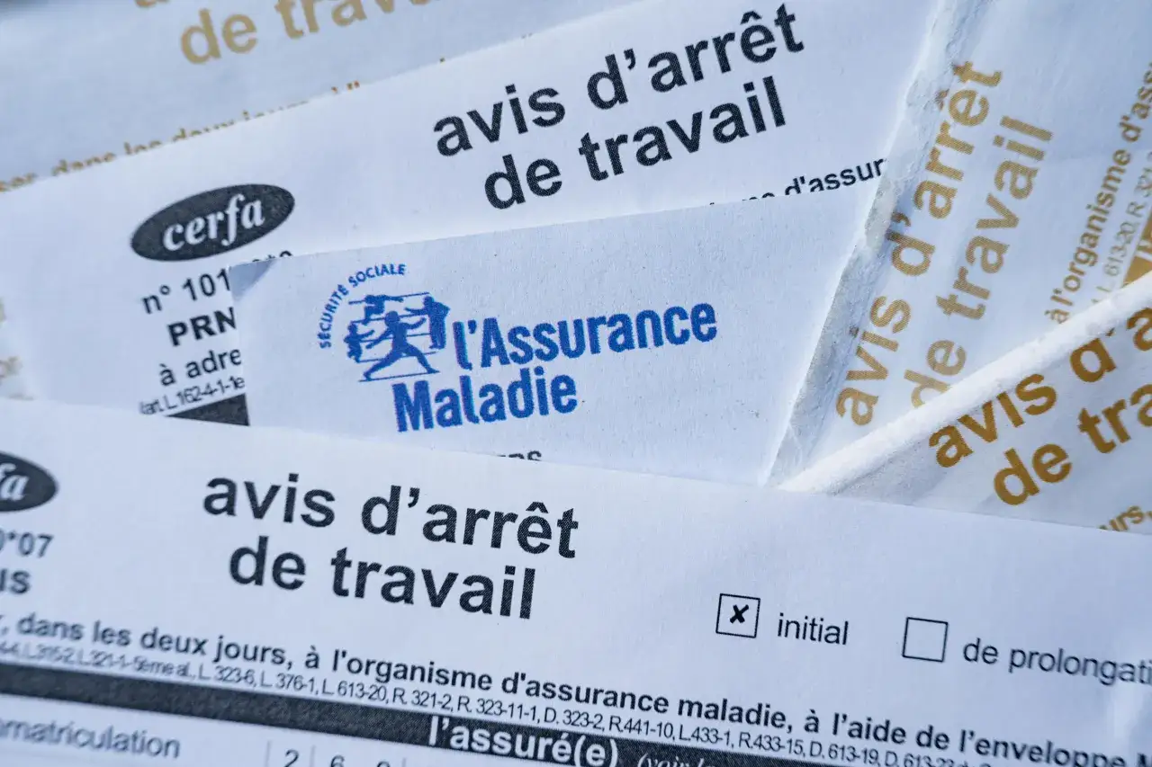 Avis d'arr&ecirc;t de travail, documents de l'Assurance Maladie. La loi cong&eacute;s pay&eacute;s arr&ecirc;t maladie est ici illustr&eacute;e par ces formulaires.