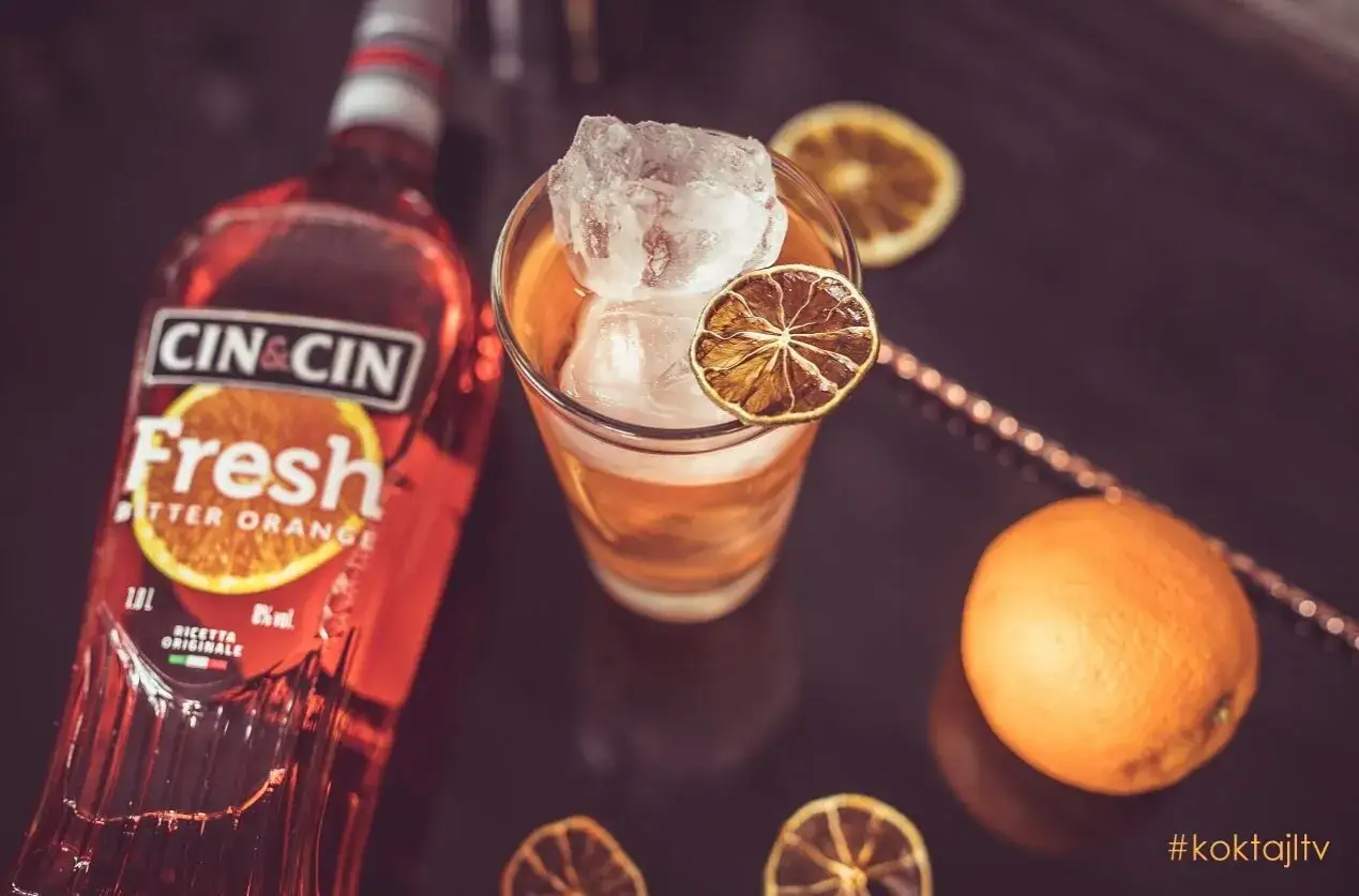 Orzeźwiający drink z Cin&Cin Bitter Orange, lodem i suszoną pomarańczą. Idealny na letnie popołudnie.
