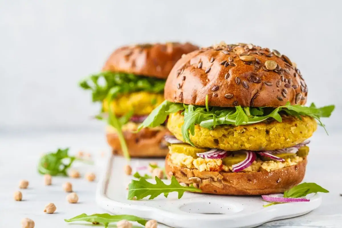 Formowanie kotlet&oacute;w na burgery