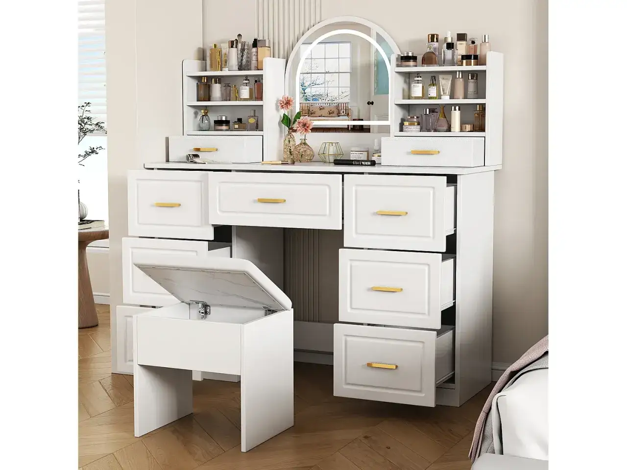 Vitt sminkbord med spegel och förvaring, perfekt sminkbord inspo för ett organiserat och stilrent hem.