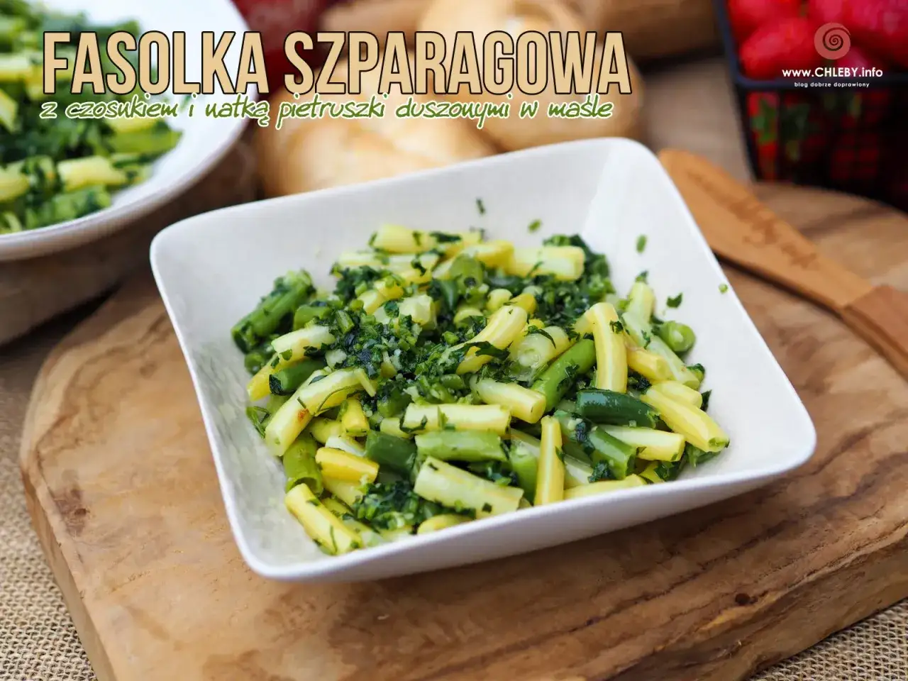 Fasolka szparagowa z czosnkiem i natką pietruszki, duszona w maśle. Pyszne, zielone i żółte strączki.